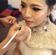 化妆初学者应该掌握哪些化妆工具的使用方法？