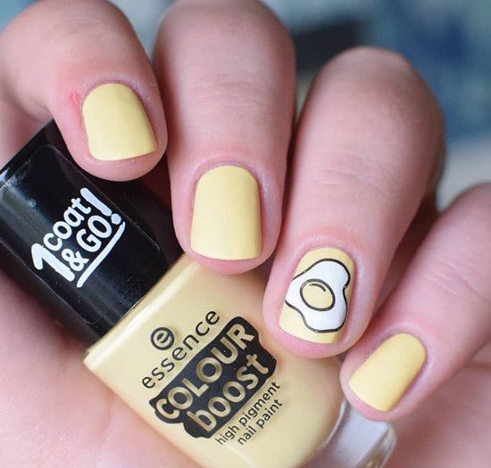 经典的淡黄色甲油搭配煎蛋图案,一款简单的手绘美甲哦