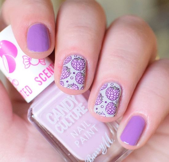另一种表示就个各种水果了,纯紫色搭配葡萄的样式让整体指甲看起来很清新哦。