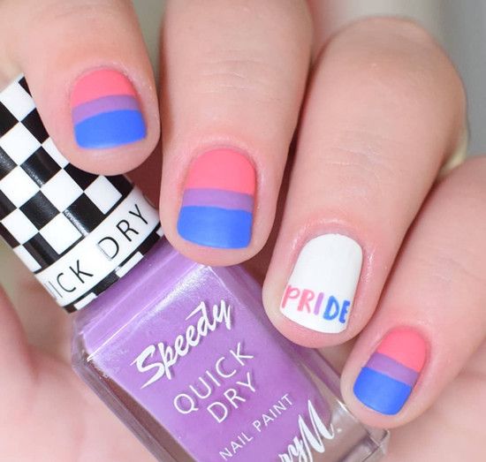 拼色设计也同样是夏季美甲的一个款式哦,蓝、紫、荧光橘三色拼色搭配白色跳色和字母的装饰,简单又清新。
