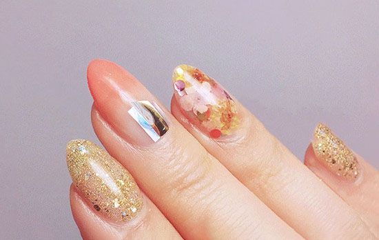 第一步：在基本的修剪指甲之后给指甲刷上一层护甲油照干。然后给小拇指和食指刷上金色闪粉甲油照干，为了颜色更加饱满，在刷一层照干。