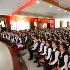 零基础学美甲美睫去店里学好还是学校好？如何挑选好的学校？