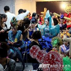 如何使用唇刷均匀涂抹唇膏?